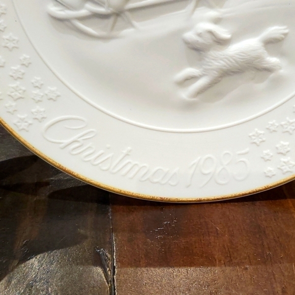 Vintage 1985 Bisque Porcelain Avon Collectibles Plate - Picture 4 of 6